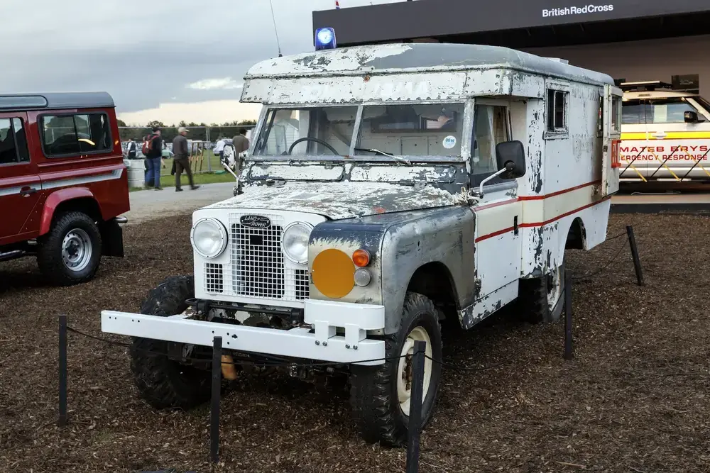 Defender tähistab 70. aasta möödumist humanitaarkoostöö algusest Briti Punase Ristiga