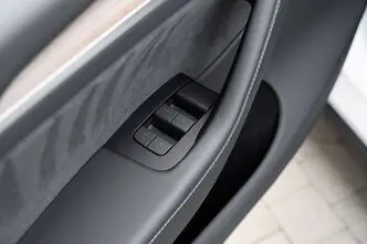 Tesla Model Y, 393 kW, electric, automatic, four-wheel drive