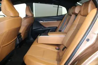 Toyota Camry, 2.5, 137 kW, гибрид, автомат, передний привод