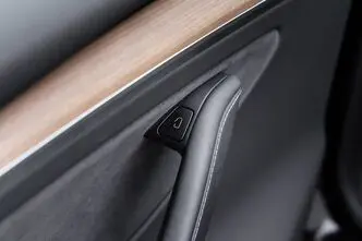 Tesla Model Y, 393 kW, электричество, автомат, полный привод