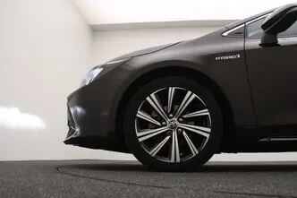 Toyota Corolla, 1.8, 72 kW, hybrid, automatic, front-wheel drive