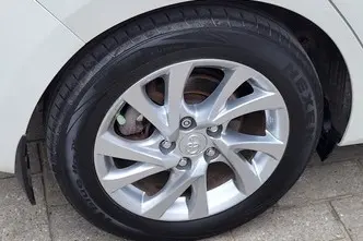 Toyota Auris, 1.8, 73 kW, hybrid, automatic, front-wheel drive
