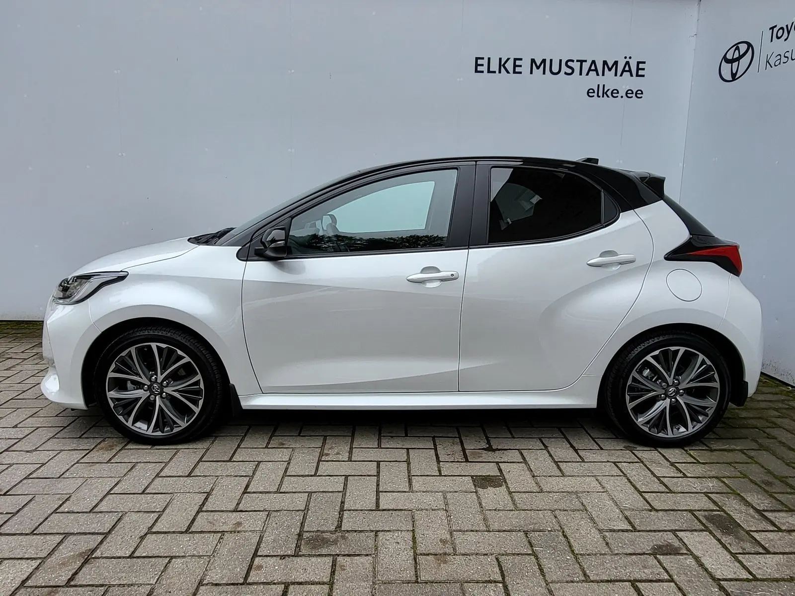 Toyota Yaris, 1.5, 68 kW, hybrid, automatic, front-wheel drive