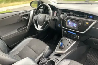 Toyota Auris, 1.8, 73 kW, гибрид, автомат, передний привод