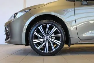 Toyota Corolla, 1.8, 72 kW, hybrid, automatic, front-wheel drive