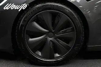 Tesla Model S, 493 kW, electric, automatic, four-wheel drive