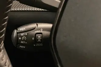 Peugeot e-2008, 100 kW, электричество, автомат, передний привод