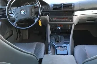 BMW 523, бензин, автомат, задний привод