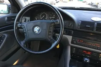 BMW 523, бензин, автомат, задний привод