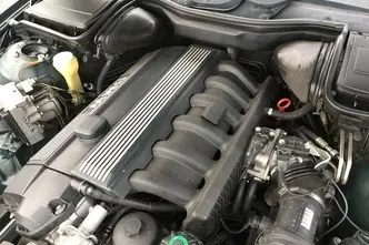 BMW 523, бензин, автомат, задний привод
