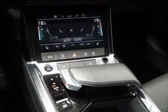 Audi e-tron, 300 kW, электричество, автомат, полный привод