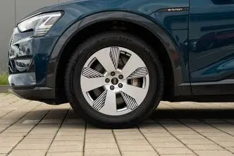 Audi e-tron, 300 kW, электричество, автомат, полный привод