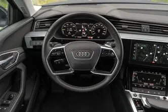 Audi e-tron, 300 kW, электричество, автомат, полный привод