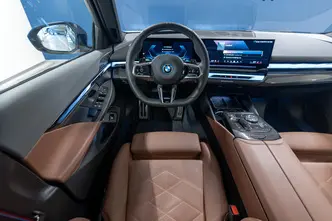 BMW 550, 3.0, 230 kW, подключаемый гибрид б+э, автомат, полный привод