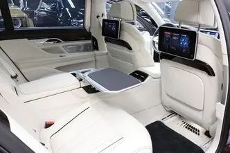 BMW 750, 4.4, 330 kW, petrol, automatic, four-wheel drive