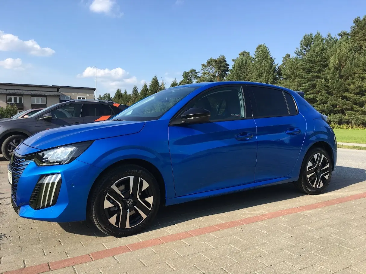 Peugeot 208, 1.2, 74 kW, гибрид б+э, автомат, передний привод