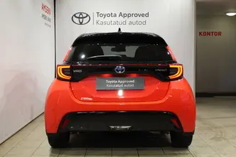 Toyota Yaris, 1.5, 68 kW, гибрид б+э, автомат, передний привод