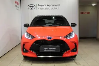 Toyota Yaris, 1.5, 68 kW, гибрид б+э, автомат, передний привод