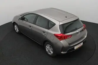 Toyota Auris, 1.8, 73 kW, гибрид б+э, автомат, передний привод