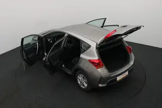 Toyota Auris, 1.8, 73 kW, гибрид б+э, автомат, передний привод