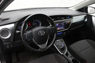 Toyota Auris, 1.8, 73 kW, гибрид б+э, автомат, передний привод