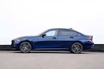 BMW 330, 2.0, 215 kW, подключаемый гибрид б+э, автомат, полный привод