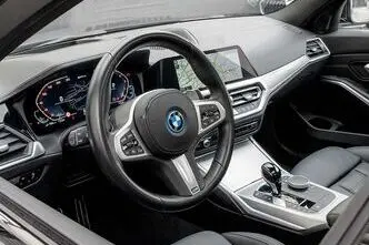 BMW 330, 2.0, 215 kW, подключаемый гибрид б+э, автомат, полный привод