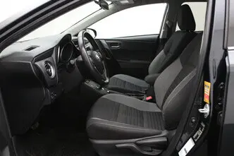 Toyota Auris, 1.8, 73 kW, гибрид б+э, автомат, передний привод