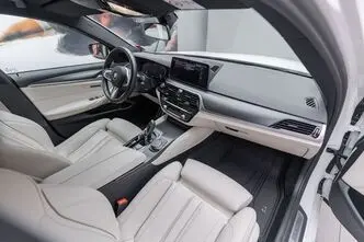 BMW 520, 2.0, 140 kW, гибрид д+э, автомат, полный привод