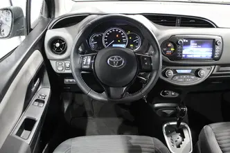 Toyota Yaris, 1.5, 54 kW, гибрид б+э, автомат, передний привод