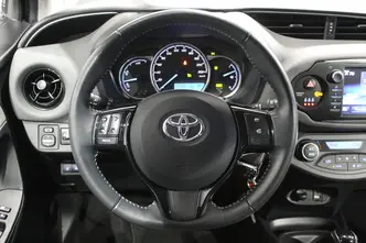 Toyota Yaris, 1.5, 54 kW, гибрид б+э, автомат, передний привод