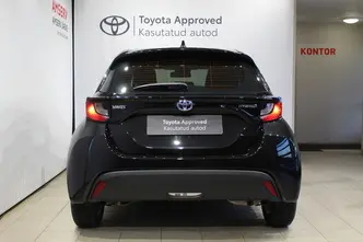 Toyota Yaris, 1.5, 68 kW, гибрид б+э, автомат, передний привод