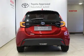 Toyota Yaris, 1.5, 68 kW, гибрид б+э, автомат, передний привод