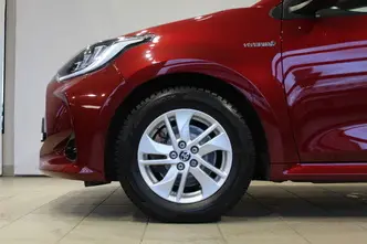 Toyota Yaris, 1.5, 68 kW, гибрид б+э, автомат, передний привод