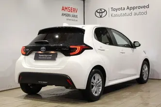 Toyota Yaris, 1.5, 68 kW, гибрид б+э, автомат, передний привод