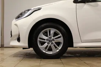 Toyota Yaris, 1.5, 68 kW, гибрид б+э, автомат, передний привод