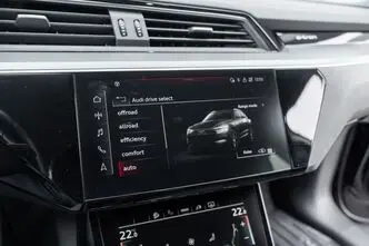 Audi e-tron, 300 kW, электричество, автомат, полный привод