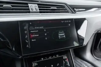 Audi e-tron, 300 kW, электричество, автомат, полный привод