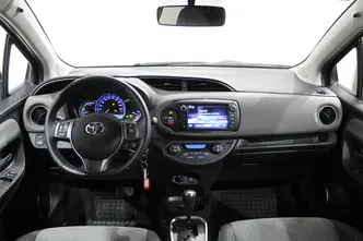 Toyota Yaris, 1.5, 54 kW, гибрид б+э, автомат, передний привод