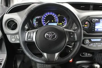 Toyota Yaris, 1.5, 54 kW, гибрид б+э, автомат, передний привод