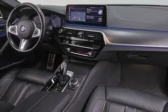 BMW 530, 3.0, 210 kW, гибрид д+э, автомат, полный привод