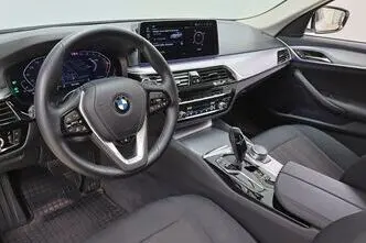 BMW 520, 2.0, 135 kW, гибрид б+э, автомат, задний привод