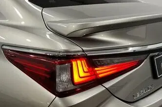 Lexus ES 300, 2.5, 131 kW, гибрид б+э, автомат, передний привод