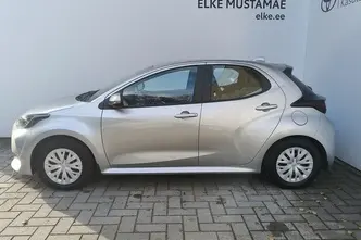 Toyota Yaris, 1.5, 68 kW, гибрид б+э, автомат, передний привод