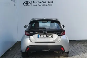 Toyota Yaris, 1.5, 68 kW, гибрид б+э, автомат, передний привод