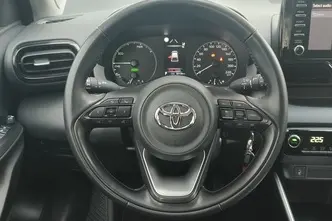 Toyota Yaris, 1.5, 68 kW, гибрид б+э, автомат, передний привод