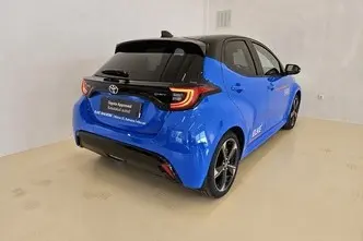 Toyota Yaris, 1.5, 68 kW, гибрид б+э, автомат, передний привод