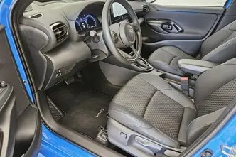 Toyota Yaris, 1.5, 68 kW, гибрид б+э, автомат, передний привод