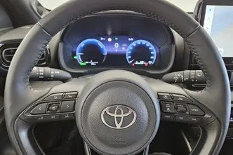 Toyota Yaris, 1.5, 68 kW, гибрид б+э, автомат, передний привод