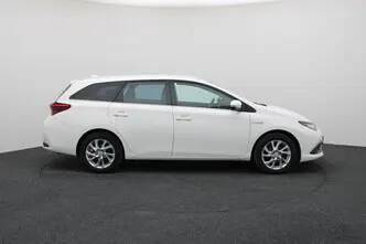 Toyota Auris, 1.8, 73 kW, гибрид б+э, автомат, передний привод